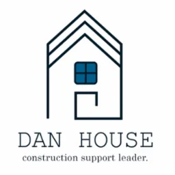 Minimalistyczne logo firmy budowlanej: kontur domu z oknem i wejściem, nazwa 'DAN HOUSE' oraz slogan 'construction support leader'.