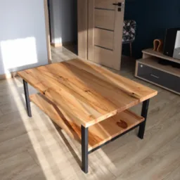 Stolik kawowy z blatem z jasnego drewna o wyraźnym usłojeniu, na czarnych metalowych nogach, z dodatkową półką, w nowoczesnym salonie z szarą sofą i szafką RTV.