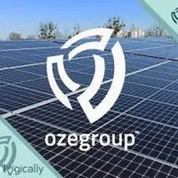 Instalacja fotowoltaiczna na dachu budynku, z nałożonym logo 'ozegroup' i znakiem wodnym w rogach, widok z lekkiej perspektywy.