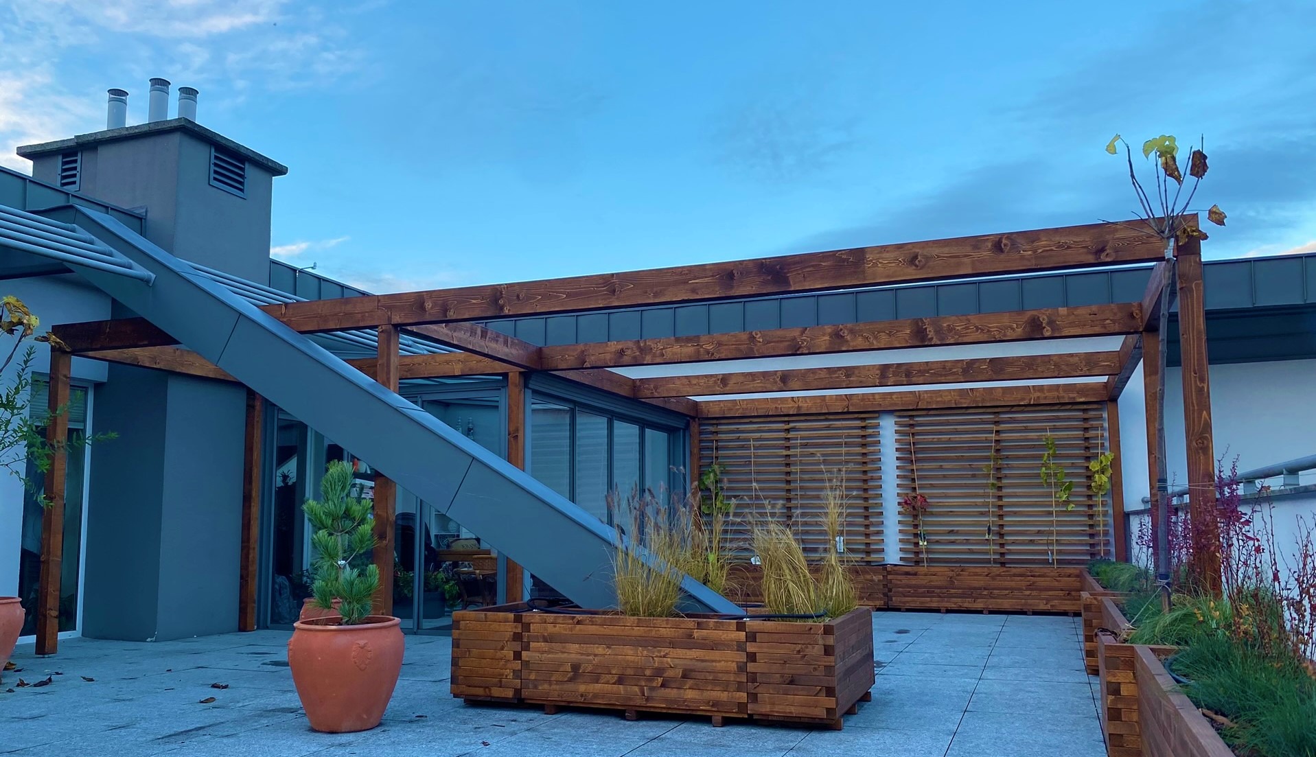 Pergola na tarasie i drewniane donice