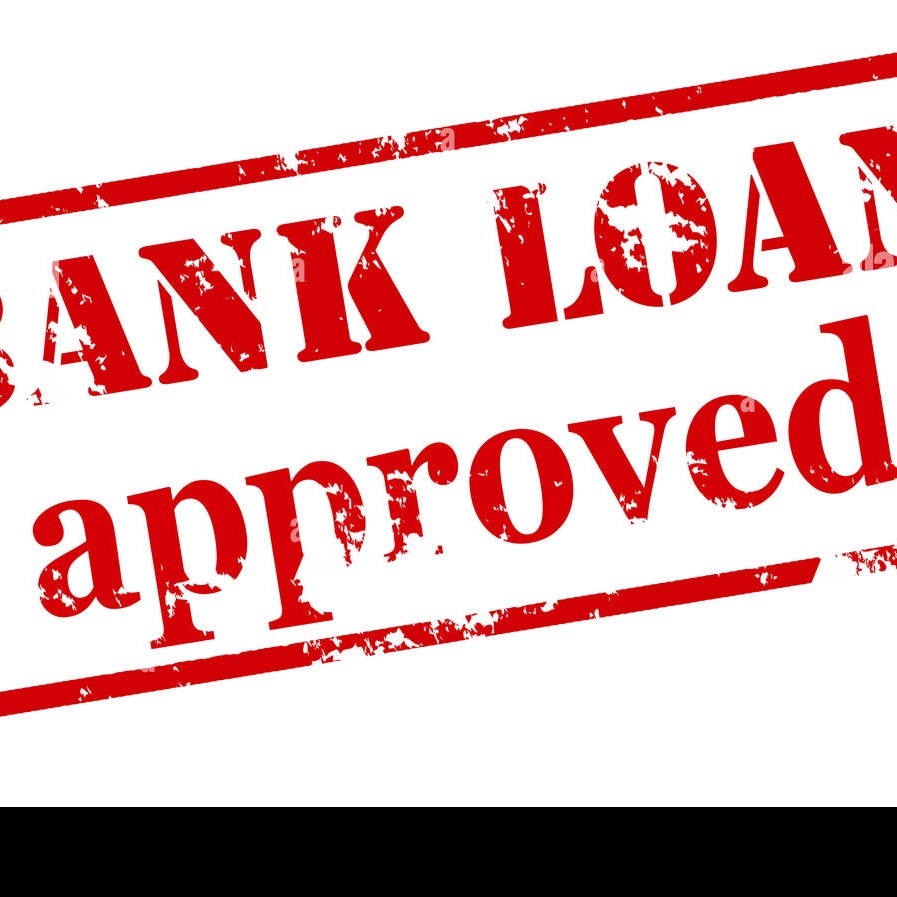 Czerwony, stemplowany napis 'BANK LOAN approved' na białym tle, imitujący odcisk pieczątki.