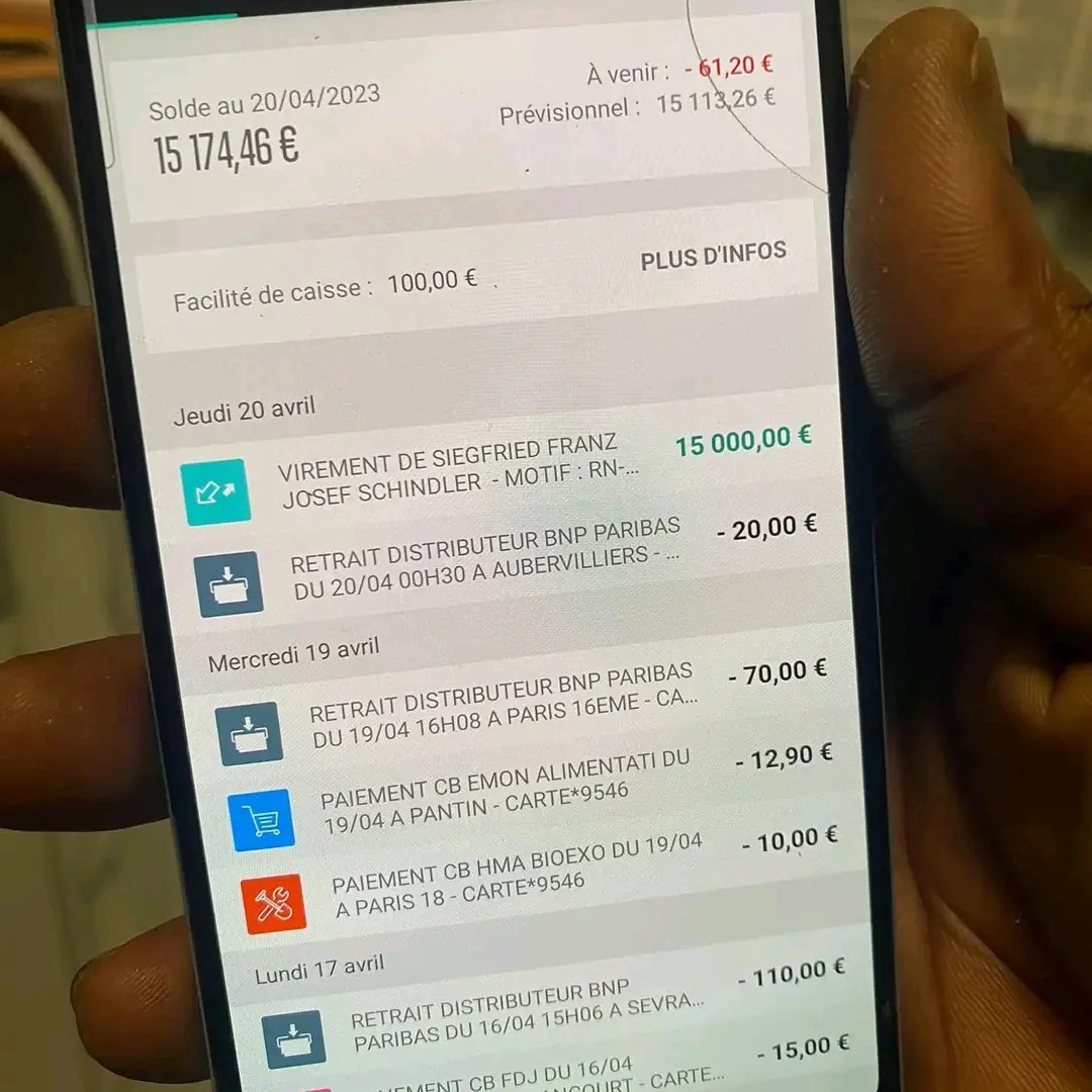 Ekran smartfona z aplikacją bankową prezentującą historię transakcji, w tym przelewy i wypłaty z bankomatu, z widocznym saldem i przewidywanym saldem na dzień 20 kwietnia 2023 roku.