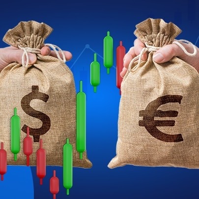 Dwie ręce trzymają worki z symbolami dolara i euro, otoczone zielonymi i czerwonymi świecami na tle wykresu.