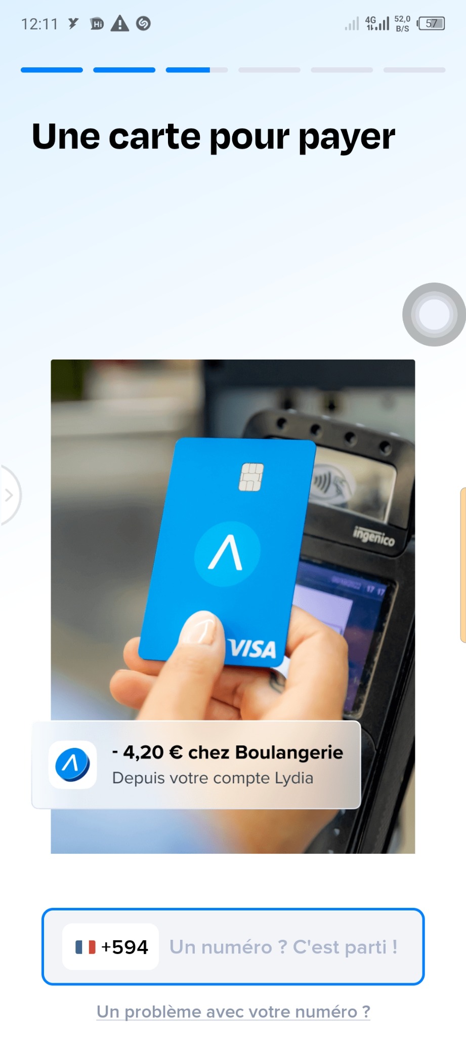 Płatność zbliżeniowa kartą Visa z logo w terminalu Ingenico, widok z ekranu smartfona.