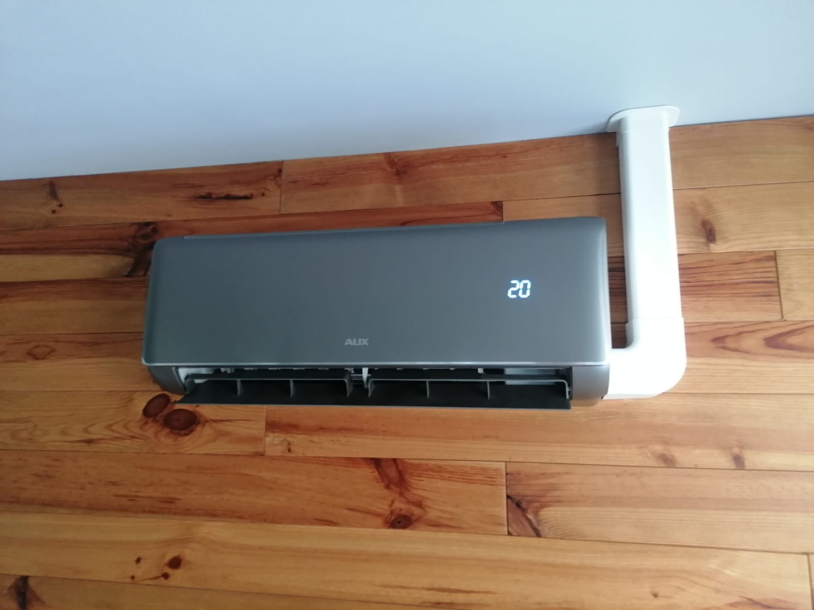 Montaż jednostki wewnętrznej z odprowadzeniem kondensatu przez pompkę skroplin.