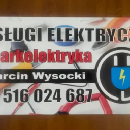 Baner reklamowy firmy Sparkelektryka Marcin Wysocki oferującej usługi elektryczne, z numerem telefonu 516 024 687 i symbolem wtyczki z błyskawicą.