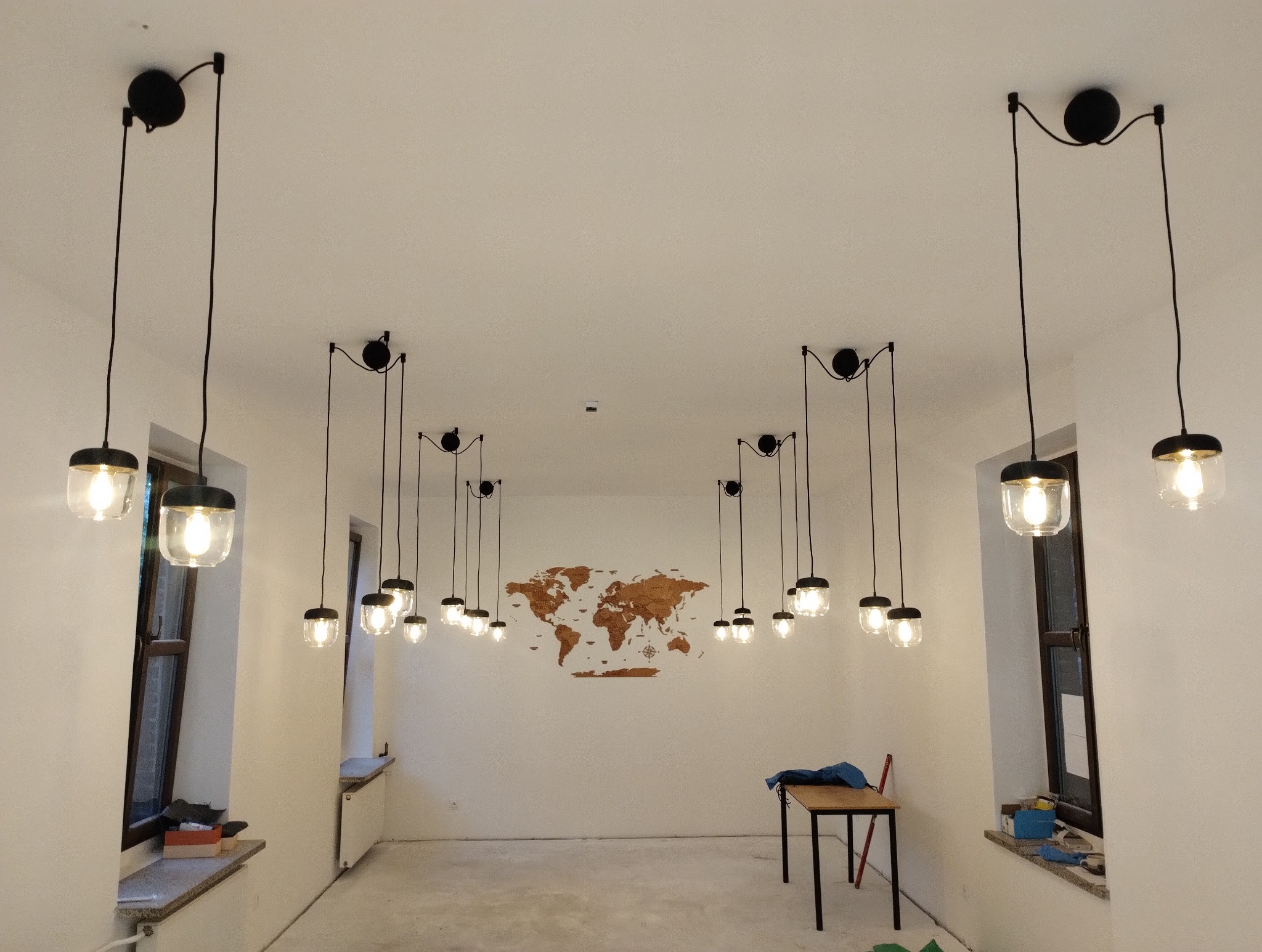 Kawiarenka biały montaż, oświetlenie - Szkoła Językowa we Wrocławiu