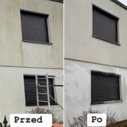 Porównanie elewacji budynku przed i po czyszczeniu, widoczne różnice w kolorze i czystości powierzchni wokół okien z roletami zewnętrznymi.