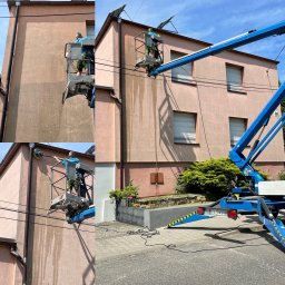 MK Clean Sp. z o.o. - Pracownik na podnośniku koszowym czyści elewację różowego budynku, widoczne ślady po czyszczeniu i numer rejestracyjny podnośnika.