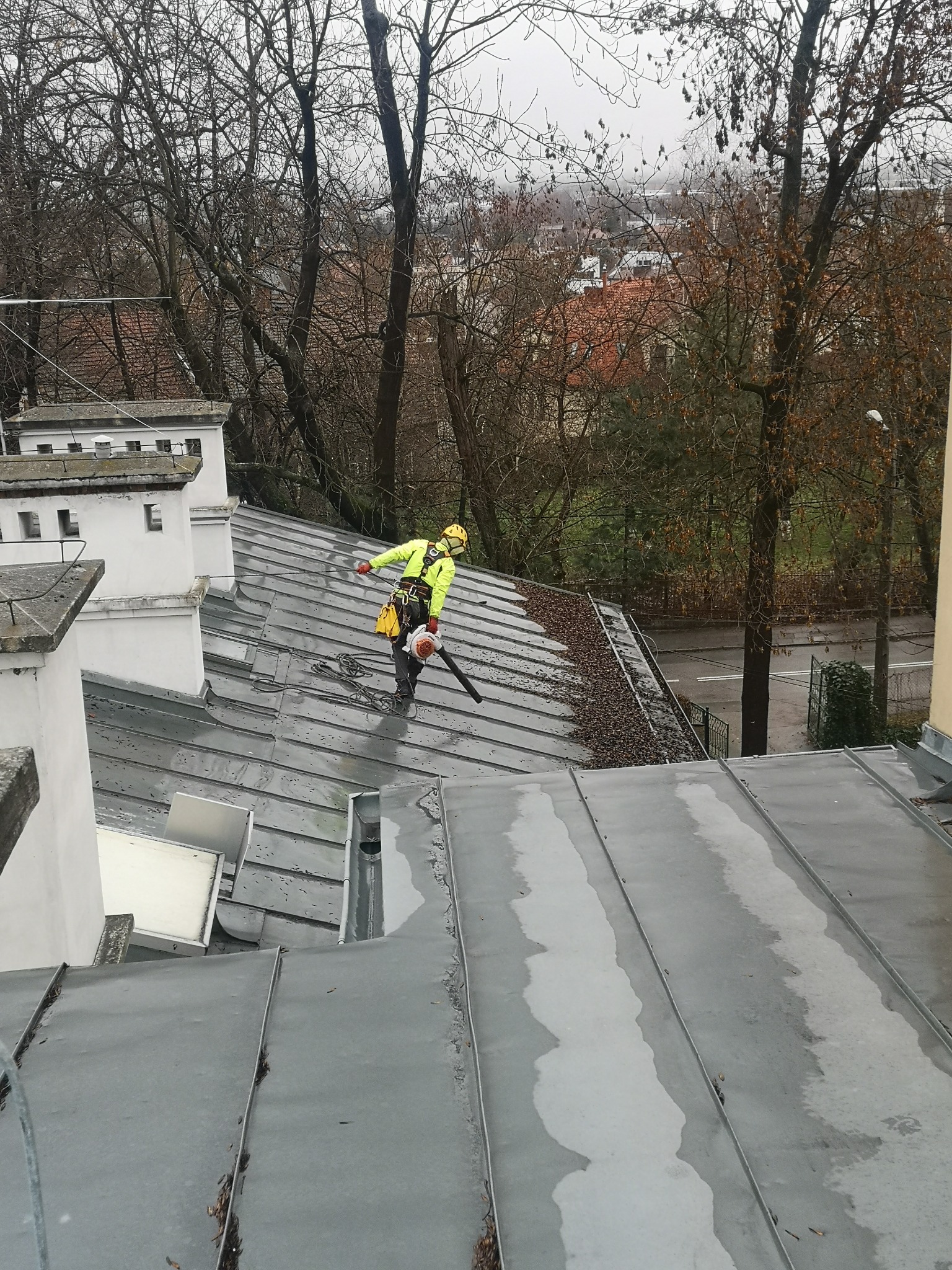 Alpinistyczne czyszczenie rynien