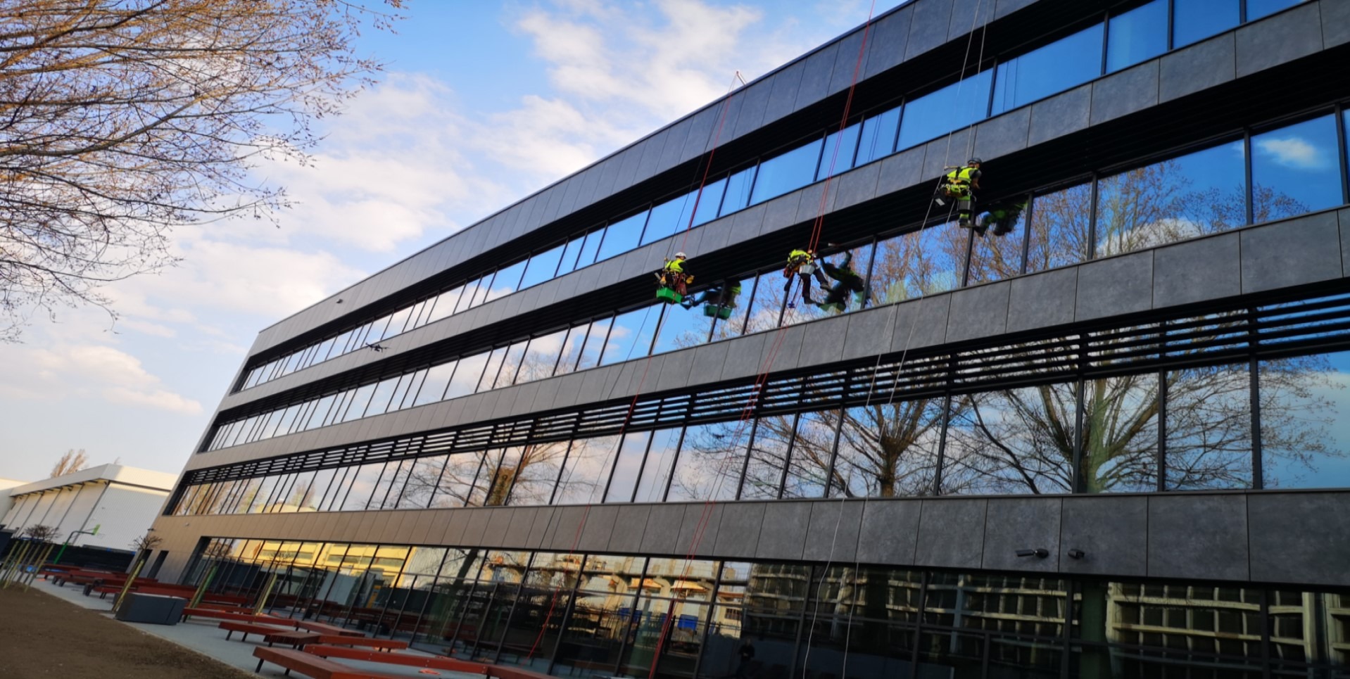 Alpinistyczne mycie okien