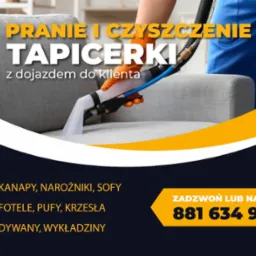 Czyszczenie tapicerki sofy za pomocą specjalistycznego odkurzacza ekstrakcyjnego z przezroczystą dyszą, widoczne dłonie w pomarańczowych rękawicach ochronnych i fragment niebieskiego uniformu...