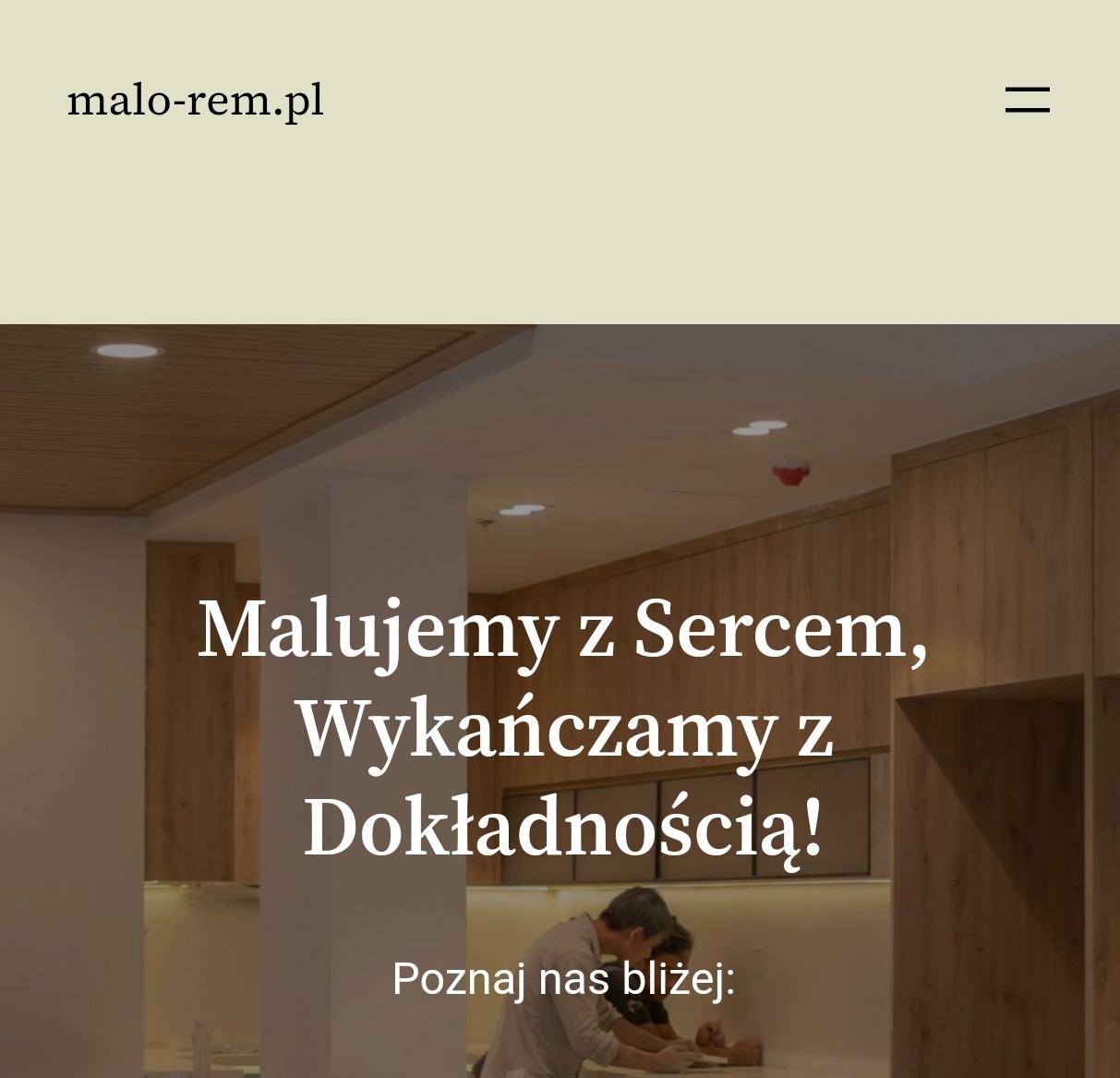 Wnętrze z drewnianymi wykończeniami, hasłem 'Malujemy z Sercem, Wykańczamy z Dokładnością!' i zaproszeniem 'Poznaj nas bliżej:'