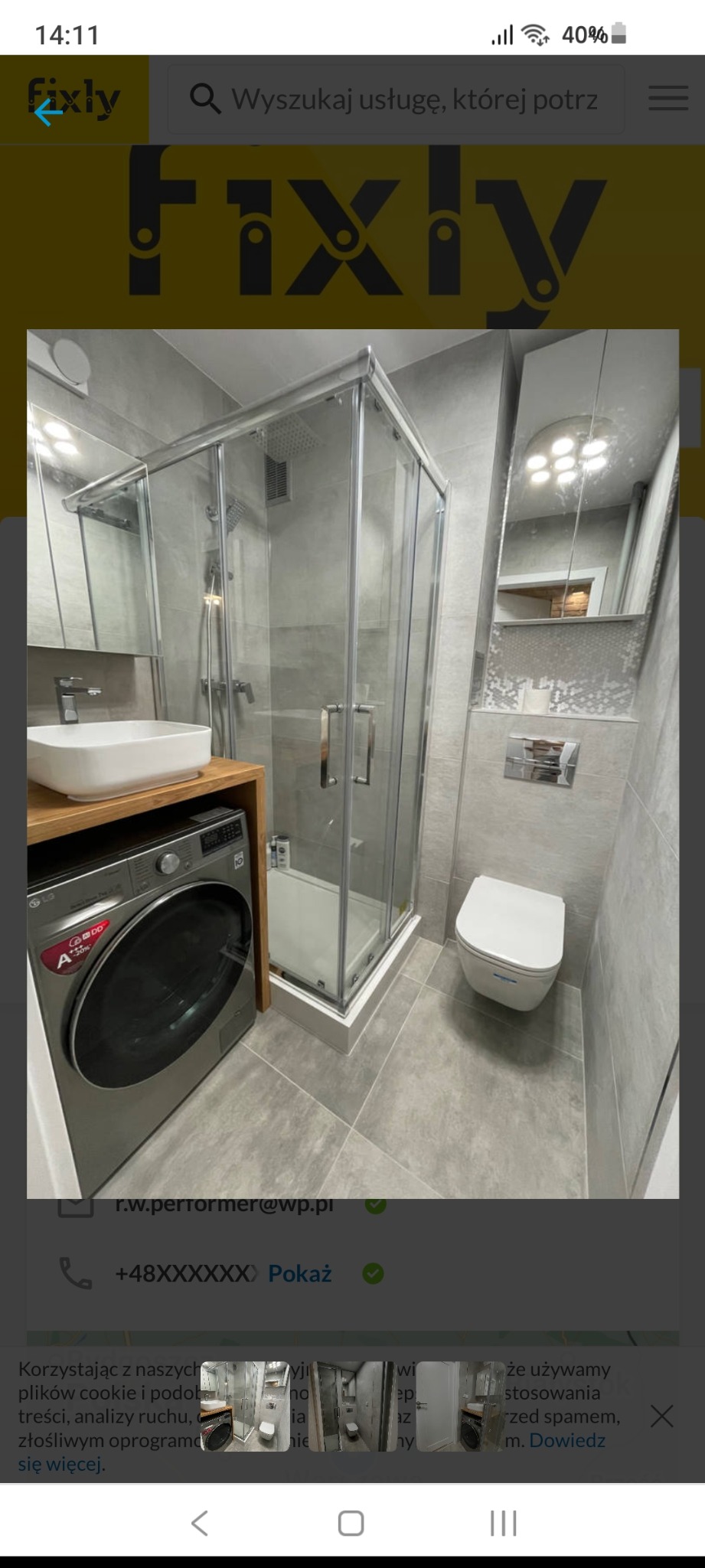 Nowoczesna łazienka w szarościach z kabiną prysznicową, umywalką na drewnianym blacie, toaletą podwieszaną i pralką LG w zabudowie.