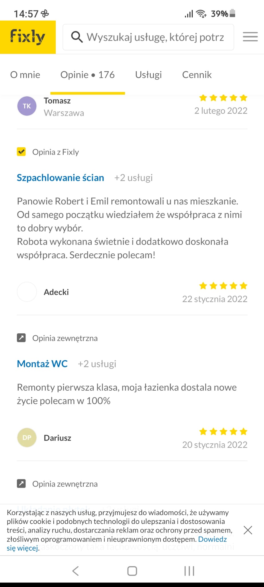 Zrzut ekranu z aplikacji Fixly, prezentujący opinie klientów o wykonanych usługach remontowych, w tym szpachlowanie ścian i montaż WC, z ocenami i datami wystawienia.