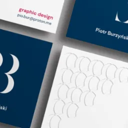 Zestaw kwadratowych kart w odcieniach bieli i granatu, z minimalistycznym projektem graficznym obejmującym imię i nazwisko oraz motyw powtarzalnych kształtów, ułożonych na szarym tle.