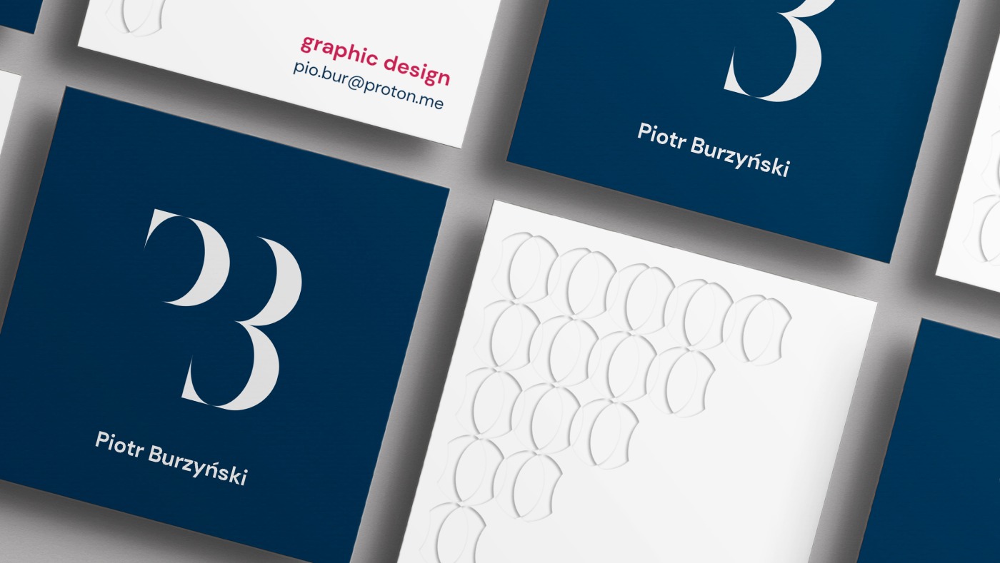 Zestaw kwadratowych kart w odcieniach bieli i granatu, z minimalistycznym projektem graficznym obejmującym imię i nazwisko oraz motyw powtarzalnych kształtów, ułożonych na szarym tle.