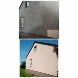 Zdjęcie przedstawia elewację domu przed i po zabiegu czyszczenia, uwidaczniając wyraźną różnicę w wyglądzie. Górna część pokazuje brudną, zielonkawą elewację, natomiast dolna część prezentuje...