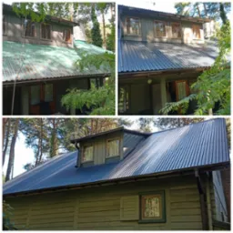 Porównanie dachu przed i po: skorodowana, zielona blacha kontra nowa, ciemnoszara blacha trapezowa na tle zalesionego terenu.