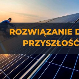 LP Engineering Sp. z o.o. - Instalacja paneli fotowoltaicznych na dachu z widocznym instalatorem w kombinezonie podczas pracy, w tle zachodzące słońce i logo firmy LP Engineering.