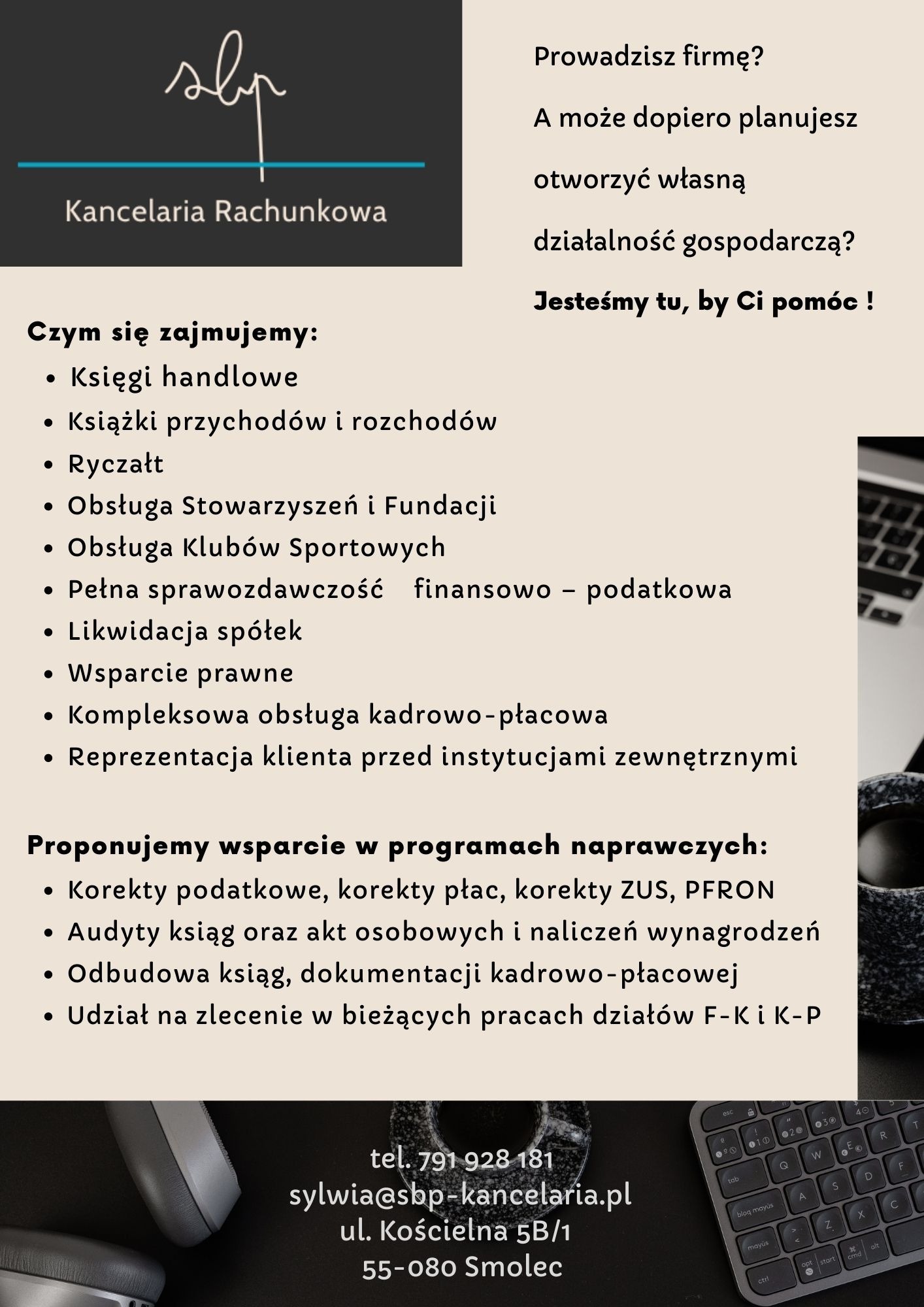 Reklama kancelarii rachunkowej z ofertą usług: księgi handlowe, ryczałt, obsługa stowarzyszeń, likwidacja spółek, kadry, korekty podatkowe, audyty ksiąg, z klawiaturą komputera i słuchawkami w tle.