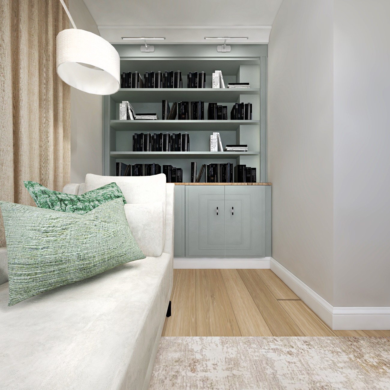 Pastelowa biblioteczka w zabudowie z oświetleniem punktowym nad półkami, biała sofa z zielonymi poduszkami i drewniana podłoga w jasnym wnętrzu.