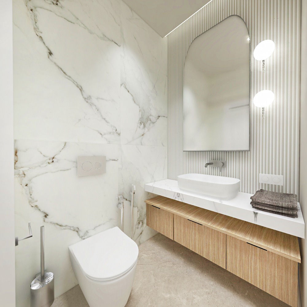 Elegancka łazienka w odcieniach bieli i beżu, z marmurową ścianą, podwieszaną toaletą, umywalką nablatową na drewnianej szafce i pionowym lustrem z oświetleniem punktowym.