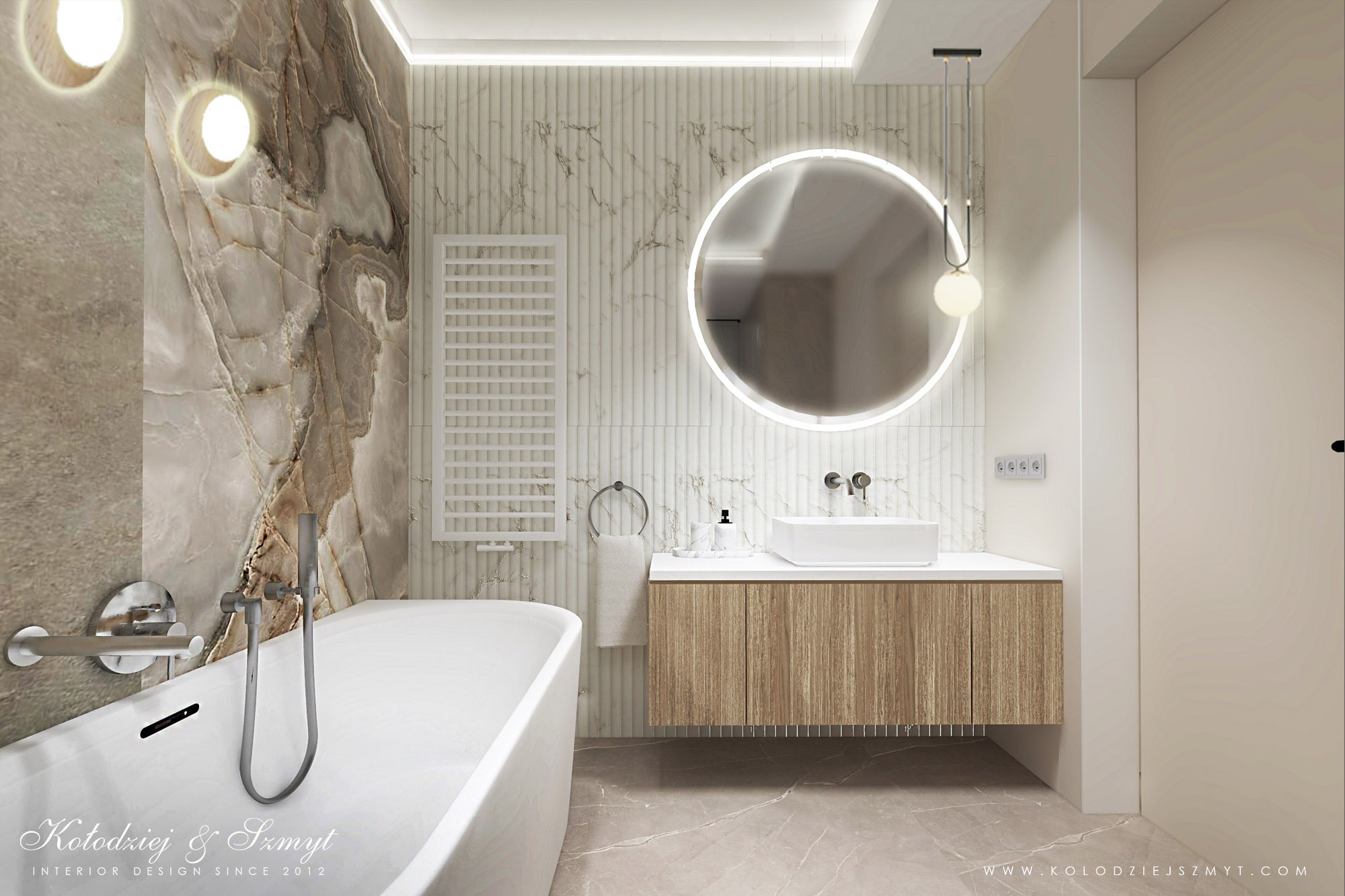 Elegancka łazienka z marmurowymi ścianami, okrągłym lustrem z podświetleniem LED, wiszącą szafką z drewnianym fornirem i wolnostojącą wanną.
