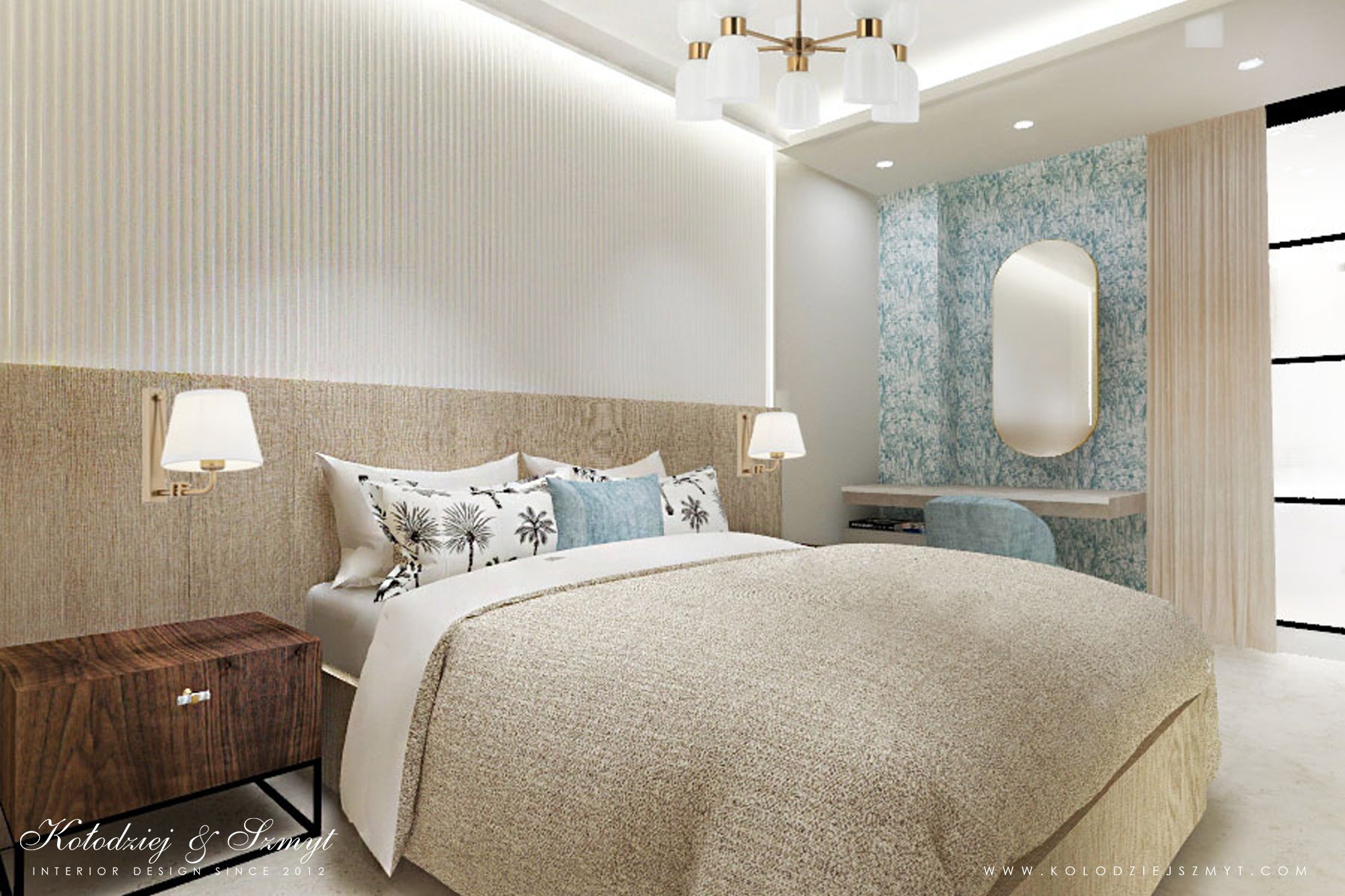 Elegancka sypialnia z beżową narzutą, drewnianą szafką nocną, lampkami ściennymi i tapetą w delikatne wzory, oświetlona nowoczesnym żyrandolem.