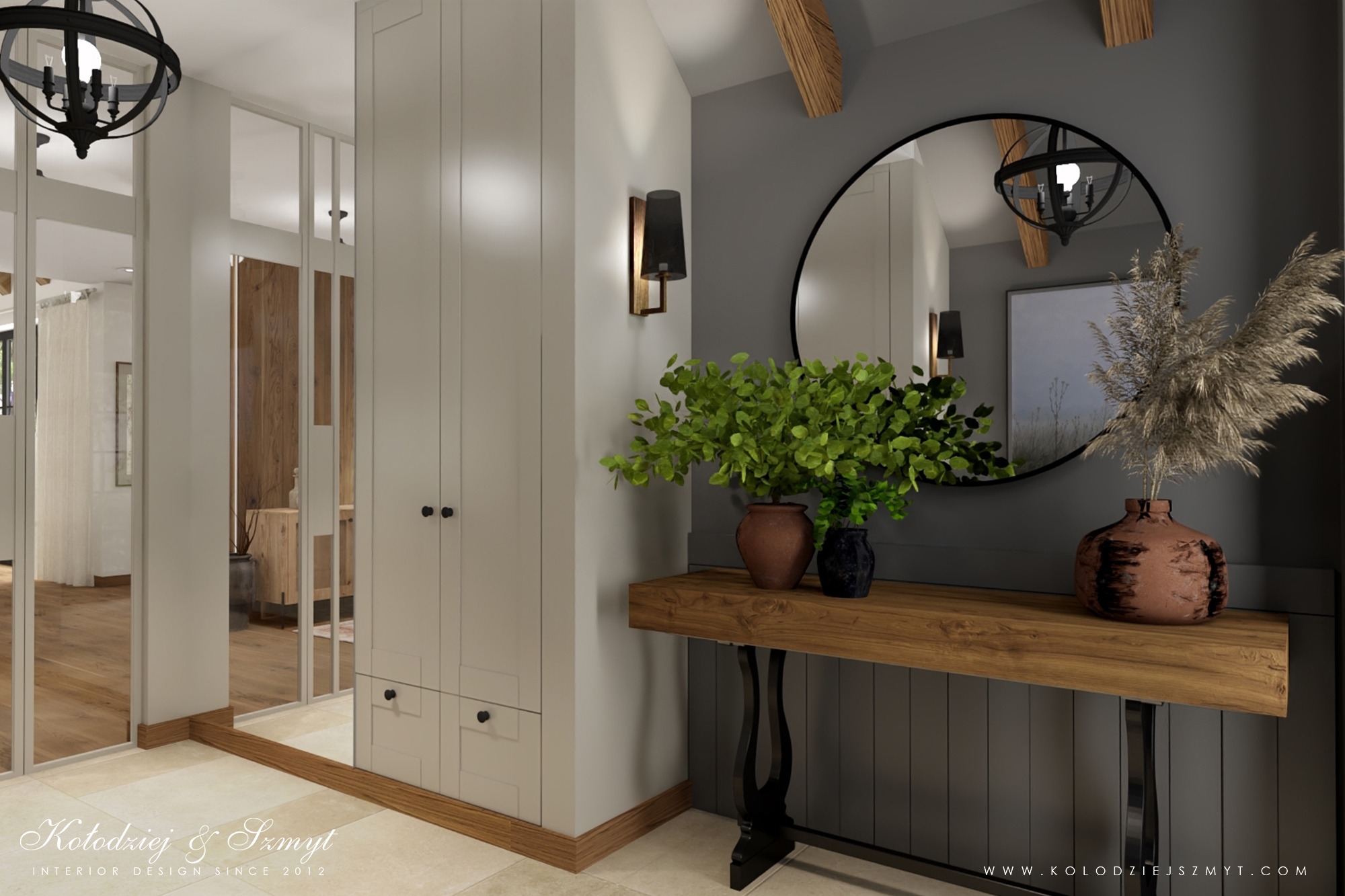 Wnętrze przedpokoju w stylu nowoczesnym z elementami rustykalnymi: drewniana konsola z wazonami, lustro w czarnej ramie, szafa w zabudowie i widok na dalszą część domu przez przeszklone drzwi.