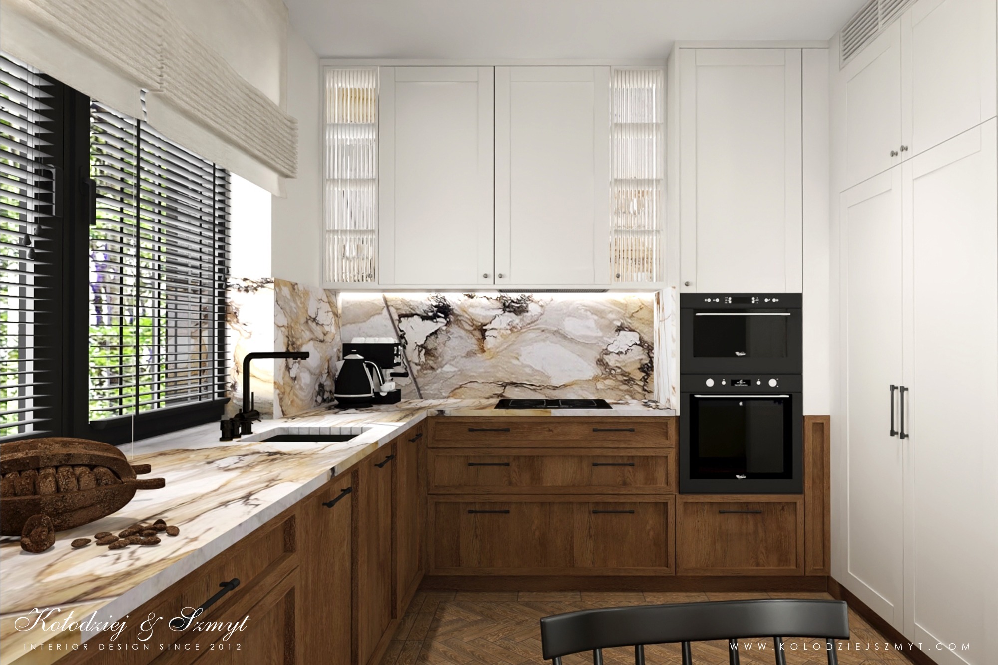 Elegancka kuchnia z drewnianymi szafkami dolnymi i białymi górnymi, marmurowy blat i backsplash, czarne AGD, dekoracyjny element z ziaren kakaowca na blacie.