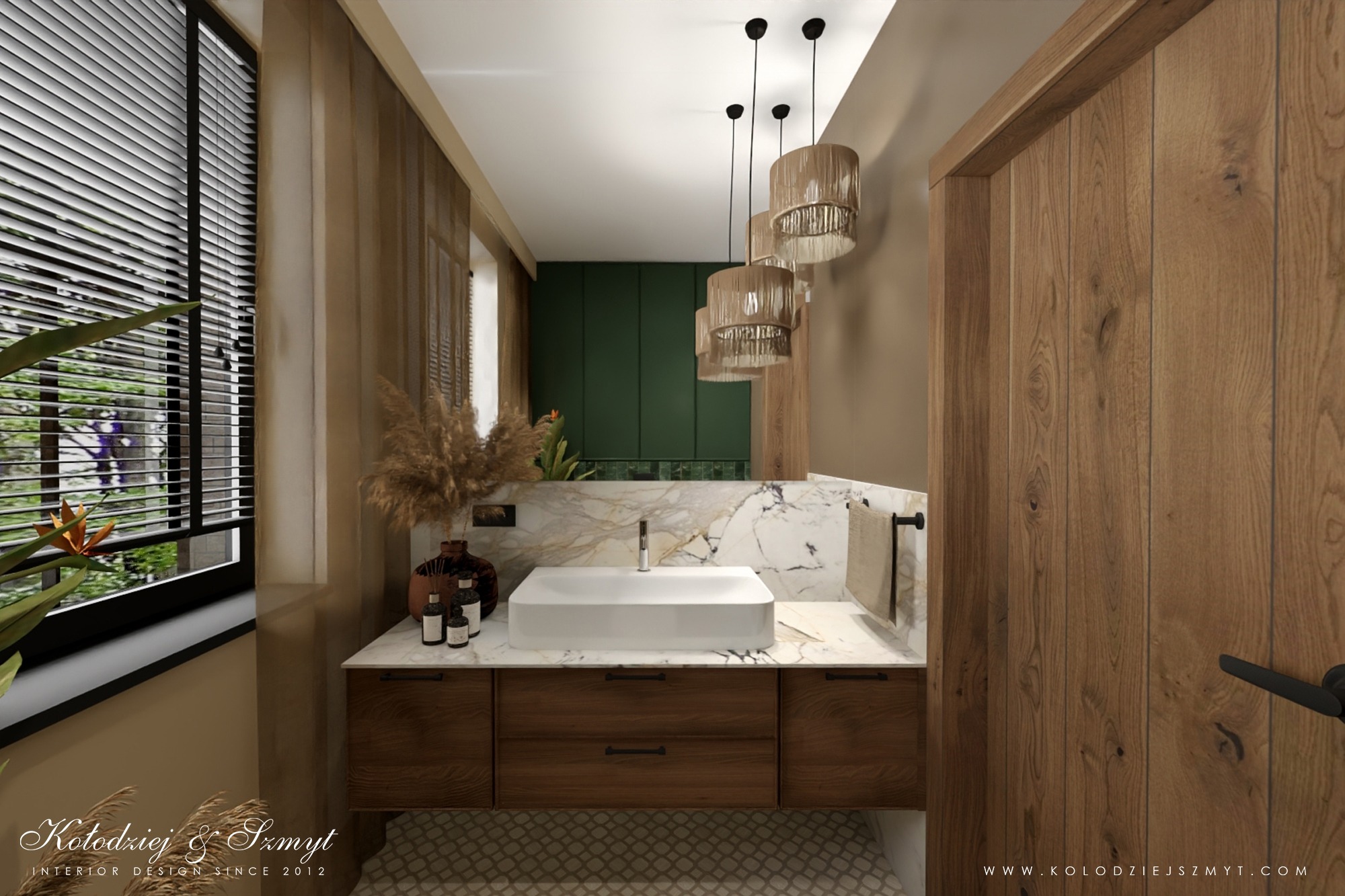 Nowoczesna łazienka z drewnianymi akcentami, marmurowym blatem i trzema wiszącymi lampami z abażurami w stylu boho, widok na zieleń za oknem z żaluzjami.