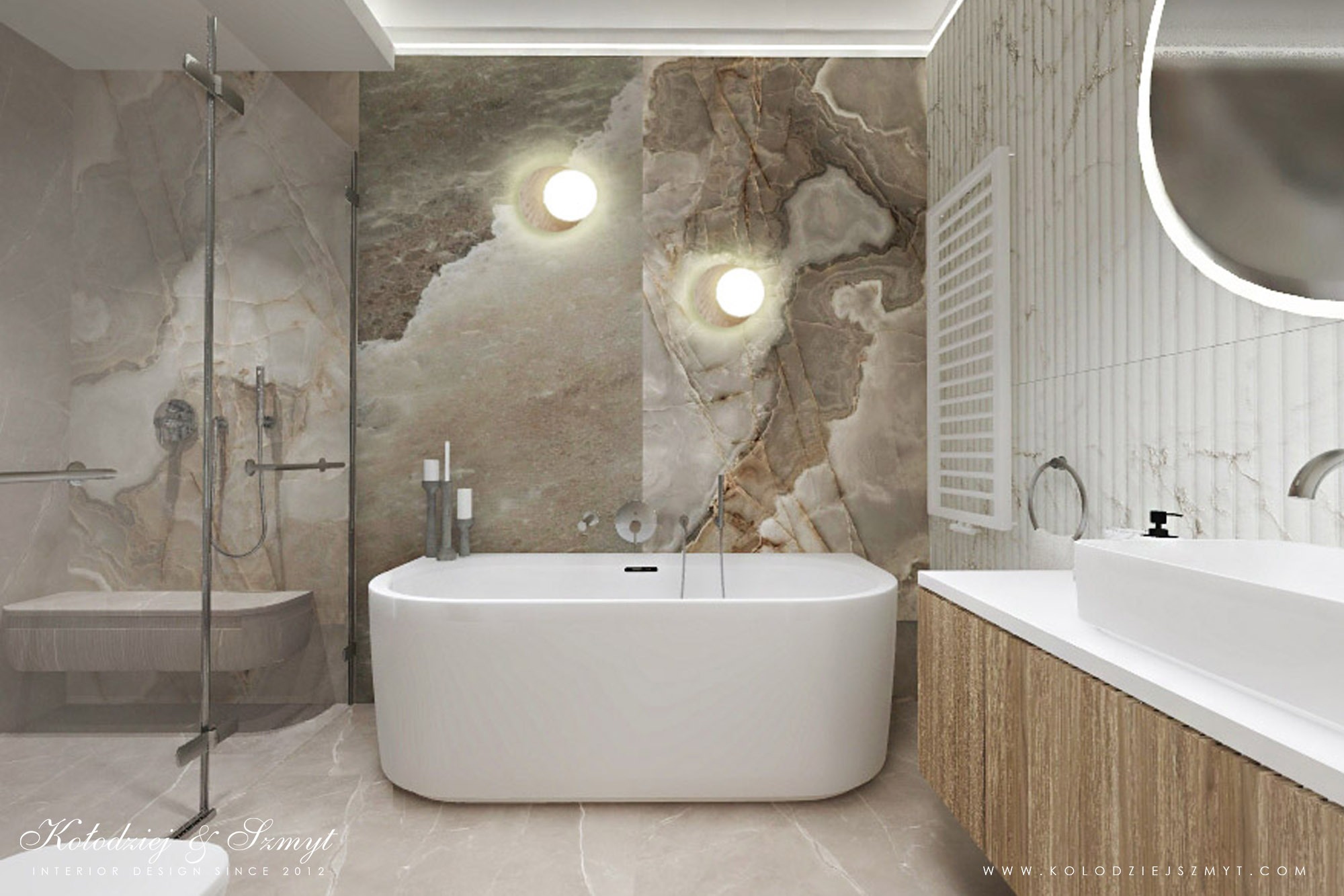 Elegancka łazienka z marmurowymi ścianami, owalną wanną wolnostojącą, podświetlanymi okrągłymi lampami ściennymi i drewnianą szafką pod umywalką.