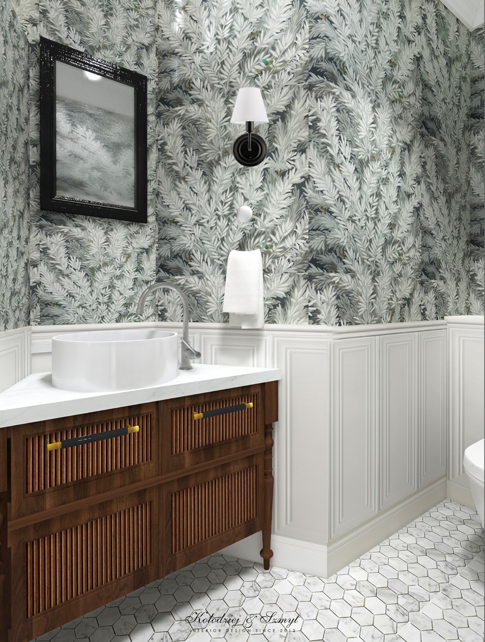 Elegancka łazienka z umywalką nablatową na drewnianej szafce z ryflowanymi frontami, marmurową posadzką w kształcie heksagonów i ścianami w roślinny wzór oraz klasyczną boazerią.