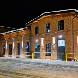 Zdjęcie po modernizacji - odświeżony dworzec kolejowy Kowary gotowy na przyjęcie podróżnych.