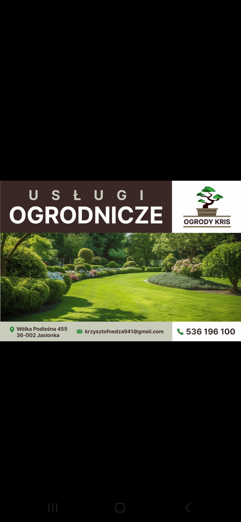 Baner reklamowy usług ogrodniczych z adresem, e-mailem i numerem telefonu. W tle widok na zadbany trawnik i ozdobne krzewy. Logo firmy w prawym górnym rogu.