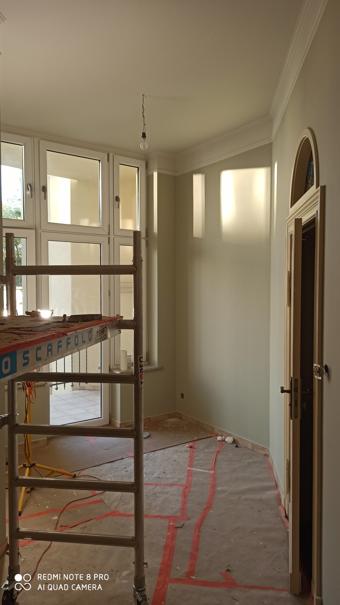 kamienica - malowanie wysokiego pomieszczenia