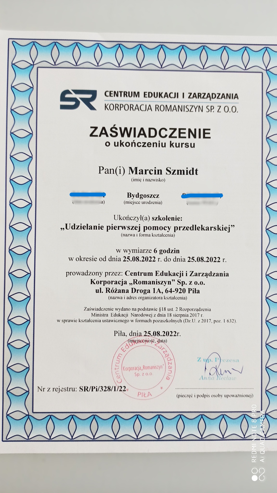Skan zaświadczenia o ukończeniu kursu udzielania pierwszej pomocy przedlekarskiej przez Marcina Szmidta, wydanego przez Centrum Edukacji i Zarządzania Korporacja Romaniszyn Sp. z o.o. w Pile,...