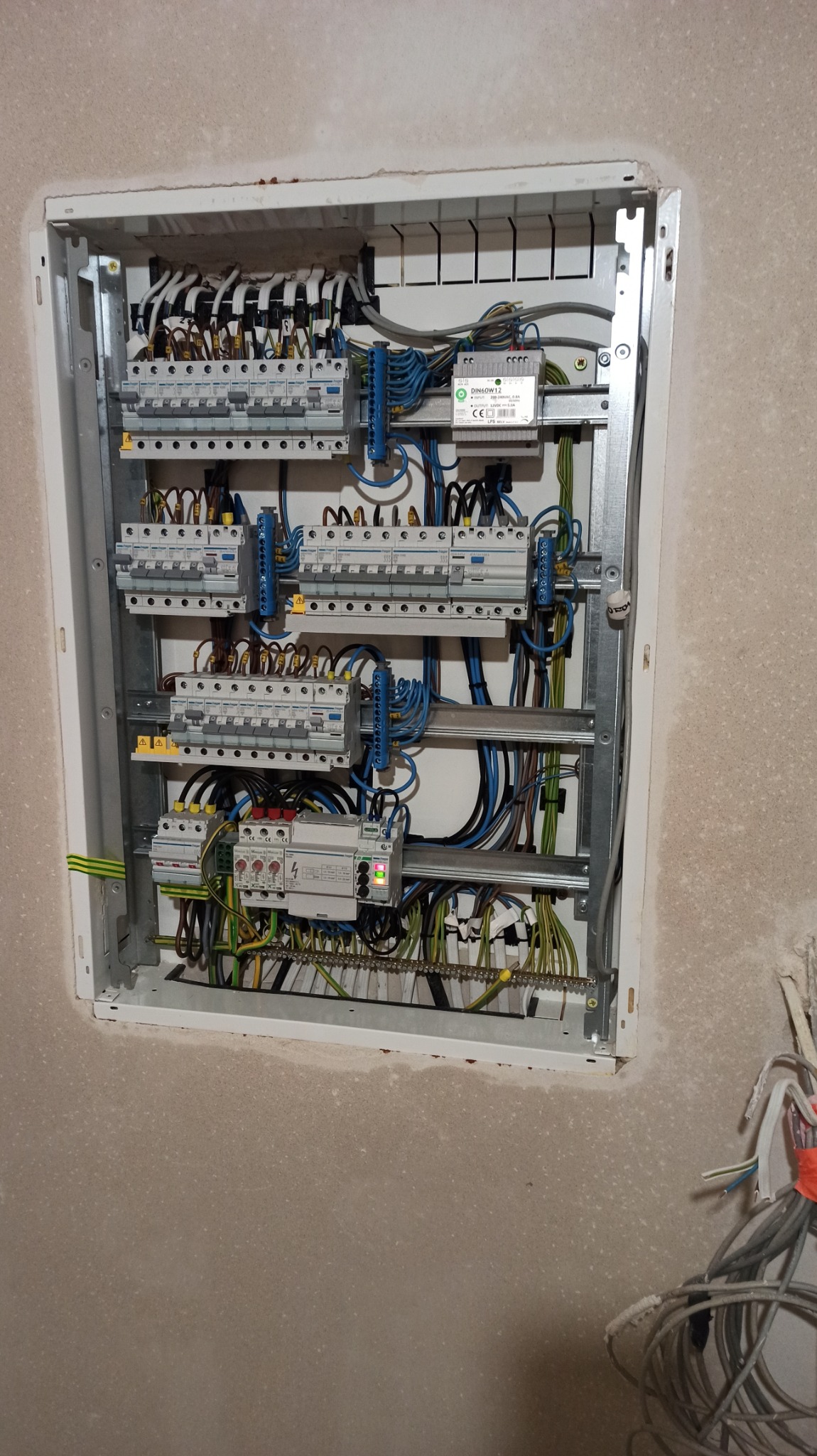 Dobór i montaż rozdzielnicy elektrycznej wraz z aparaturą i obszyciem