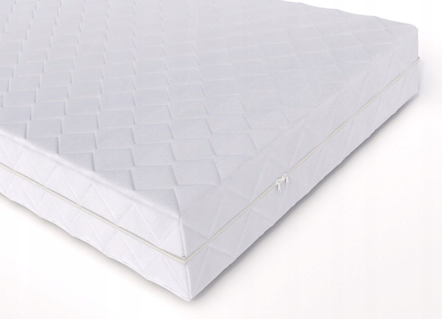 Biały pokrowiec na materac z pikowanym wzorem i zamkiem błyskawicznym, leżący na białym tle.