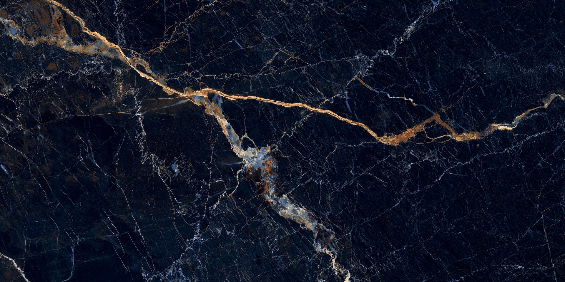 Płytka ceramiczna gres, imitacja czarnego marmuru z wyraźnymi złotymi i białymi żyłami. Powierzchnia z połyskiem.