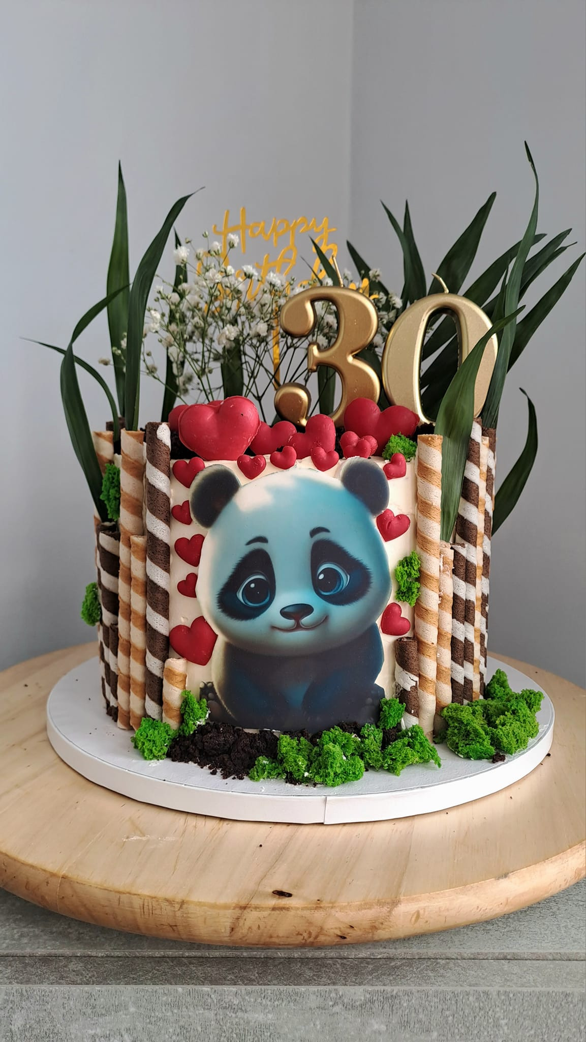 Tort urodzinowy z motywem pandy, zdobiony waflami, serduszkami i roślinami, przygotowany w cukierni w Swarzędzu na 30. urodziny.