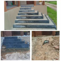 Etapy budowy schodów zewnętrznych z kostki brukowej: widok ukończonych stopni z szarej kostki, zbliżenie na układanie pierwszych stopni na zaprawie oraz widok rozkopanego terenu z młotem...