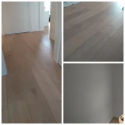 Jasne panele podłogowe ułożone wzdłuż korytarza z białymi drzwiami, widok z niskiego kąta podkreślający strukturę drewna.