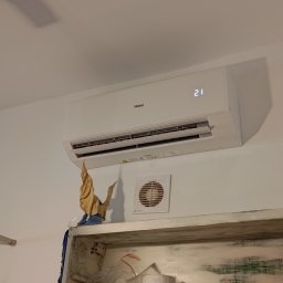 ARKEN - Budżetowy klimatyzator Haier Revive Plus służący jako główne źródło ogrzewania oraz chłodzenia w małej kwiaciarni.