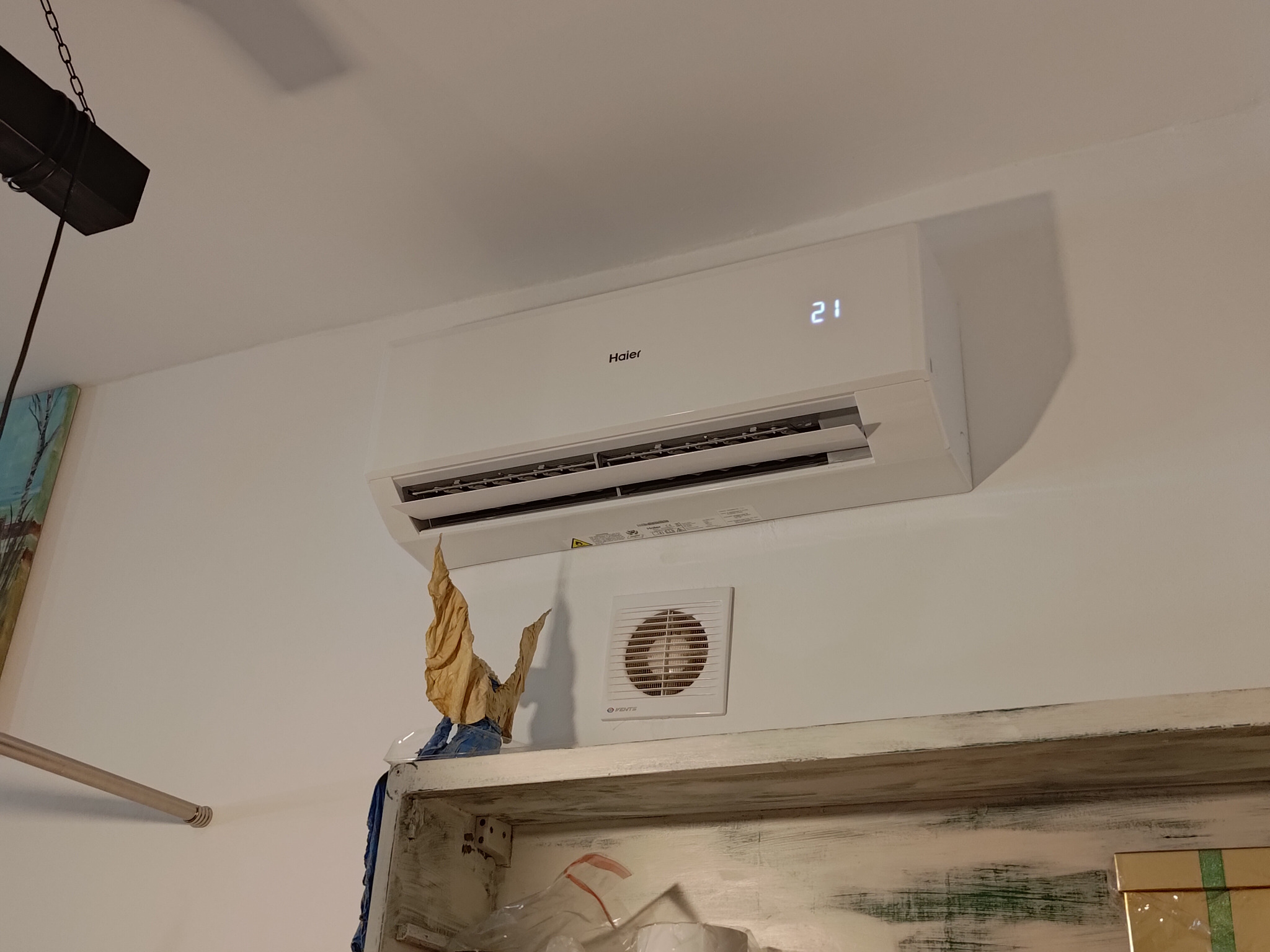 Budżetowy klimatyzator Haier Revive Plus służący jako główne źródło ogrzewania oraz chłodzenia w małej kwiaciarni.