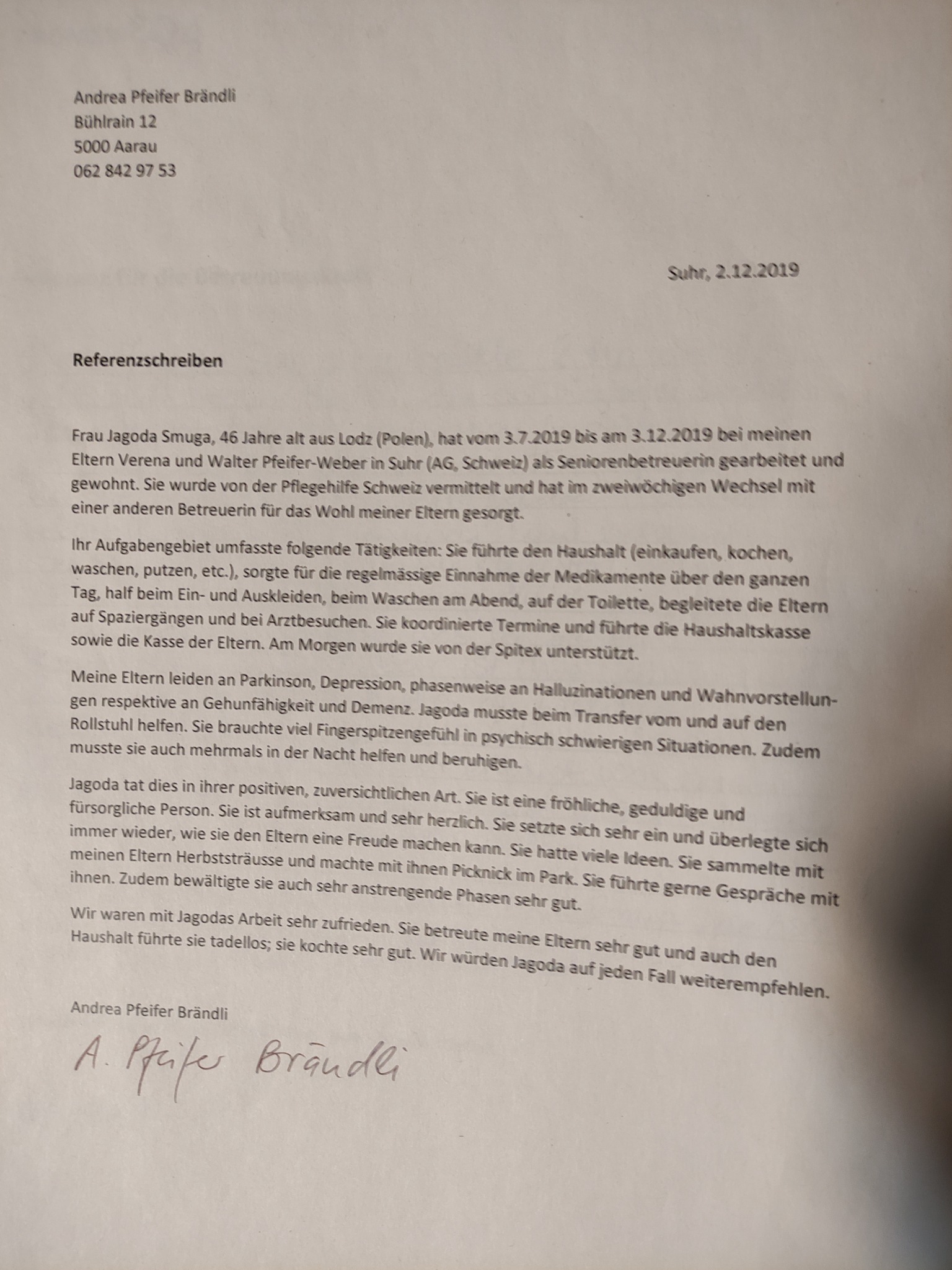 Skan referencji dla opiekunki osoby starszej, zawierający pozytywną opinię o jej pracy, obejmującej prowadzenie domu, podawanie leków, pomoc w higienie i towarzyszenie podczas spacerów i wizyt...