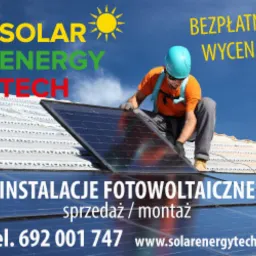 Montera w niebieskim kasku instaluje panel fotowoltaiczny na dachu. Widoczny napis 'Instalacje fotowoltaiczne sprzedaż/montaż' oraz dane kontaktowe firmy Solar Energy Tech.