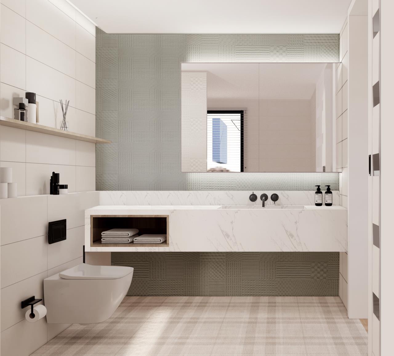 Nowoczesna łazienka z podwieszaną toaletą, marmurową umywalką i dużym lustrem z oświetleniem LED, akcentowana szarą teksturowaną ścianą i beżową podłogą w kratę.