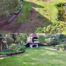 Zdjęcie 'przed i po' ukazujące transformację ogrodu: zniszczony trawnik kontra gęsta, zielona darń. W tle widoczny domek narzędziowy i elementy dekoracyjne.